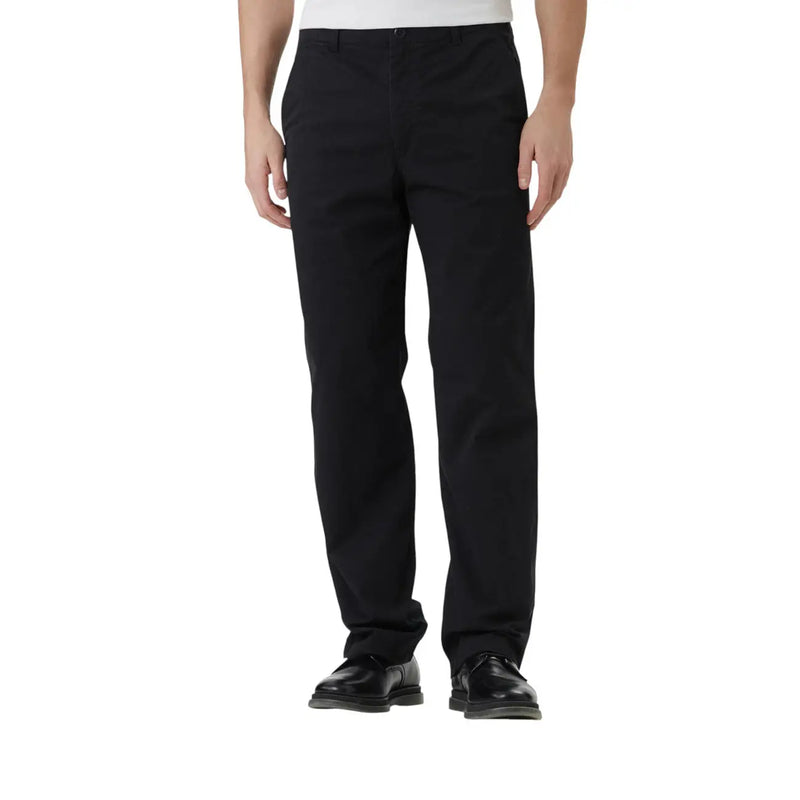 Calvin Klein Schwarze Herren-Chinos aus Baumwolle mit klassischem geradem Bein und dezenten Ziernähten, von hinten gesehen.