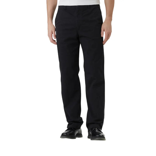 Calvin Klein Schwarze Herren-Chinos aus Baumwolle mit klassischem geradem Bein und dezenten Ziernähten, von hinten gesehen.