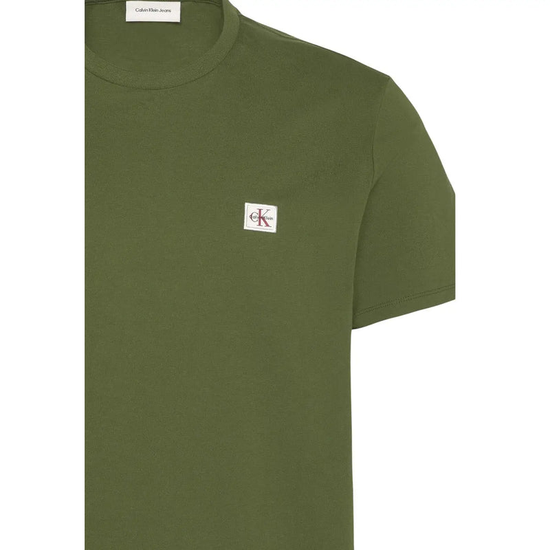 Calvin Klein Herren-T-Shirt aus Baumwolle in Olivgrün mit kurzen Ärmeln und einem kleinen weißen Logo-Aufnäher auf der Brust.