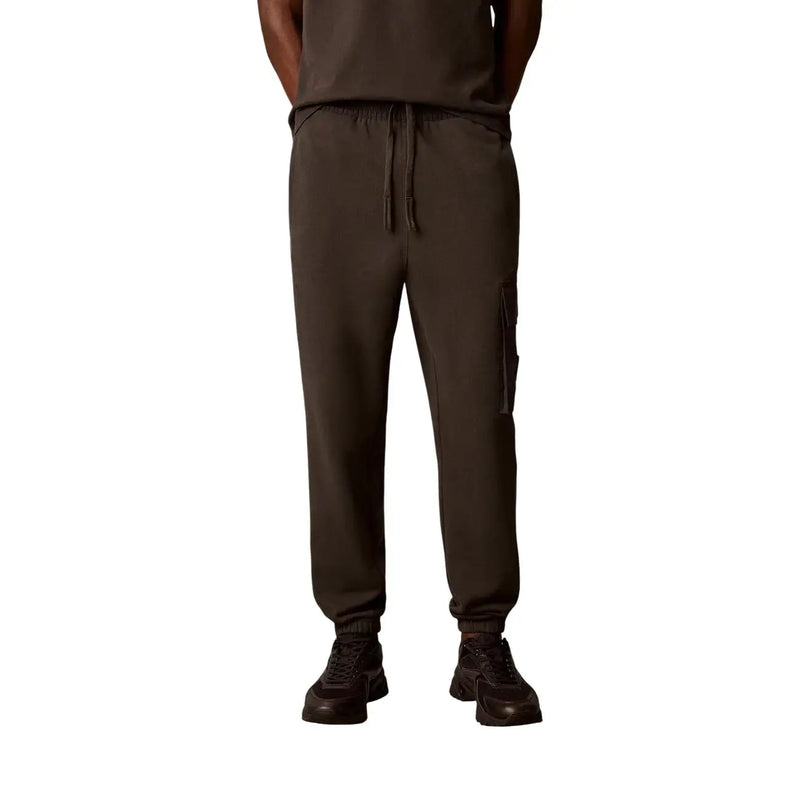 Calvin Klein Graue Herrenhose aus Baumwollmischgewebe mit elastischem Bund, Kordelzug, Seitentaschen und gerippten Bündchen in Dunkeloliv.
