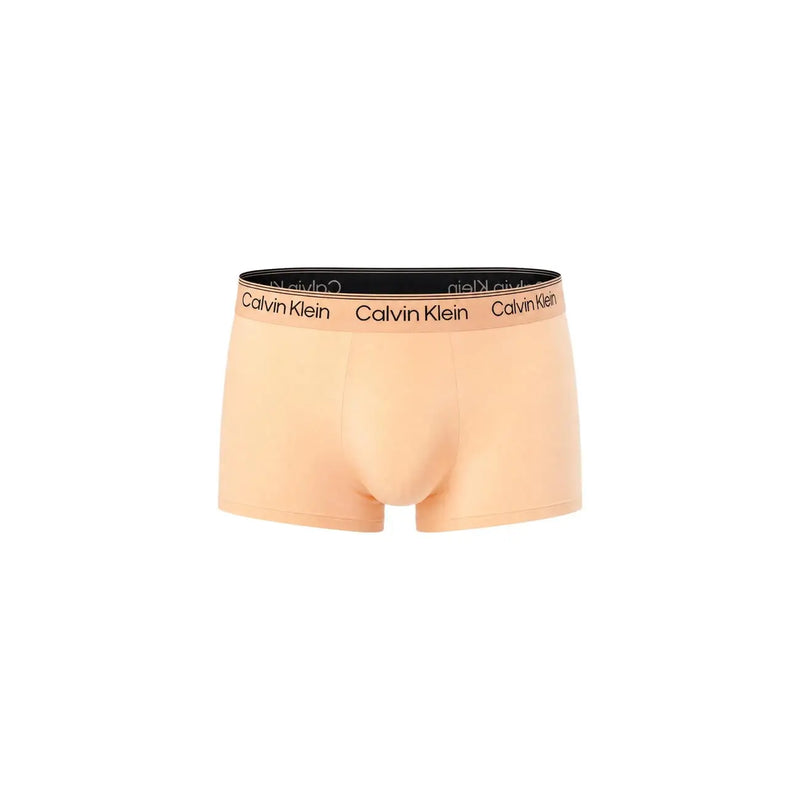 Beige Calvin Klein Herren-Boxershorts mit schwarzem Bund und sich wiederholendem weißen Logo, entworfen für eine niedrige Passform