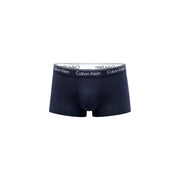 Dunkelblaue Calvin Klein Herren-Slips mit weißem Gummibund und schwarzem Markenlogo für angenehmen Tragekomfort