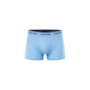 Hellblaue Calvin Klein Herren-Boxershorts mit niedrigem Bund und schwarzem Logo-Bund für bequemen Tragekomfort im Alltag