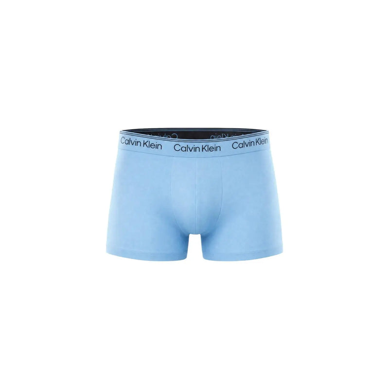 Hellblaue Calvin Klein Herren-Boxershorts mit niedrigem Bund und schwarzem Logo-Bund für bequemen Tragekomfort im Alltag