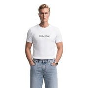Calvin Klein Weißes Herren-T-Shirt aus Baumwolle mit dezentem grauen Logo-Aufdruck auf der Brust