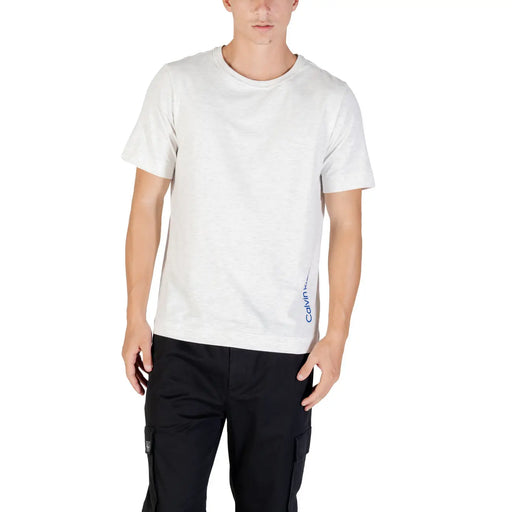 Calvin Klein Sport Graues Herren-T-Shirt aus Baumwollmischgewebe mit weißem Stoff und dezentem blauem Logo am linken Ärmel