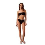 Calvin Klein Damen-Strandbekleidung, Bandeau-Bikini-Set aus schwarzem Nylon, trägerlos, mit weißem Logo-Detail, von vorne sichtbar