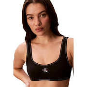 Schwarz Calvin Klein Bralette mit weißen Ziernähten und kleinem gesticktem Logo aus der hellblauen Bademodenkollektion für Damen.