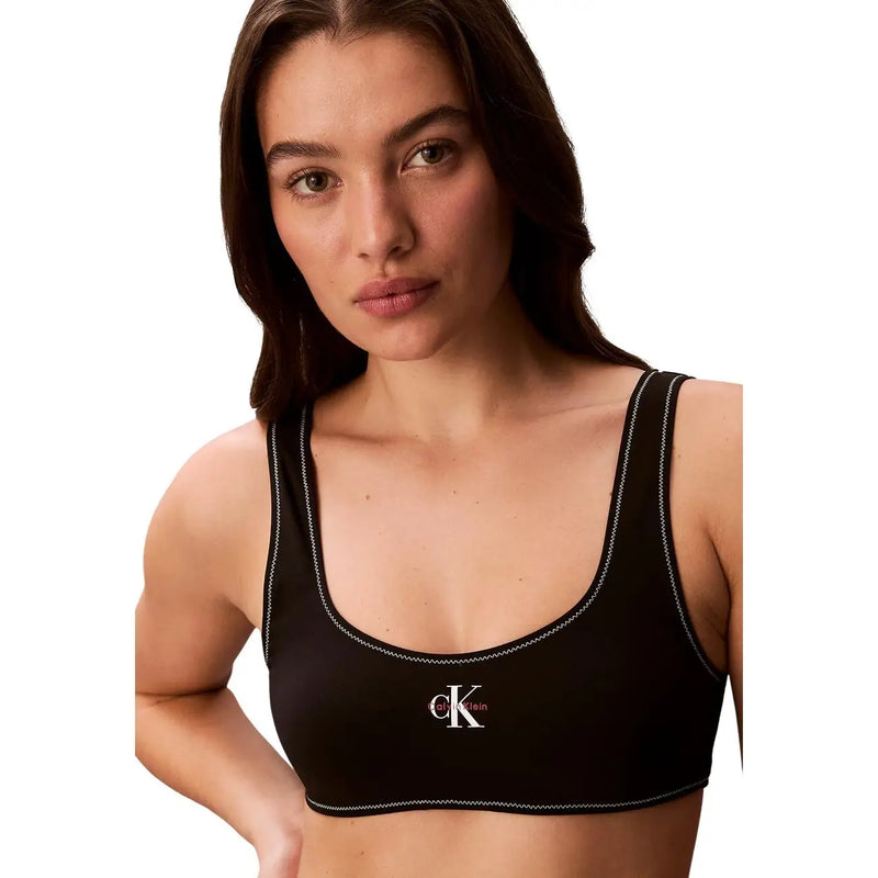 Schwarz Calvin Klein Bralette mit weißen Ziernähten und kleinem gesticktem Logo aus der hellblauen Bademodenkollektion für Damen.
