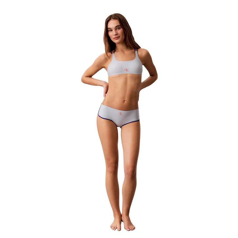 Calvin Klein Damen-Strandwäsche-Set in Hellgrau mit dezentem lila Besatz und kleinem rosa Logo auf jedem Teil