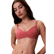 Ein nahtloser Bügel-BH in zartem Rosa mit dünnen, verstellbaren Trägern von Calvin Klein Damen-Strandmode-Bralette-Kollektion