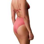 Calvin Klein Damen-Strandbekleidung, korallenrosa Nylon-Bikinihose mit hohem Bund, dünnen Trägern und Bindeband hinten, Rückansicht