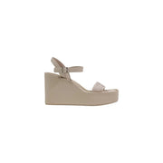 Beige Calvin Klein Damen-Plateausandalen mit Keilabsatz, dünnem Knöchelriemen und Zierschnalle