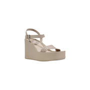 Calvin Klein Beigefarbene Plateau-Keilsandalen für Damen mit dünnem Knöchelriemen und dekorativem Band über dem Fuß