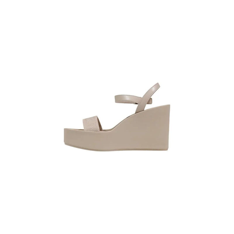 Beige Plateau-Keilsandalen von Calvin Klein mit eleganten, minimalistischen Glattlederriemen und Schnallendetails