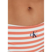 Calvin Klein Bikinihose für Damen aus korallenrot-weiß gestreiftem Nylon-Elastan mit marineblauem CK-Logo, das von vorne sichtbar ist