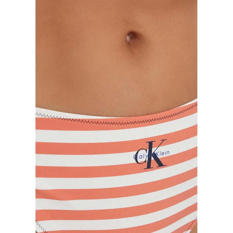 Calvin Klein Bikinihose für Damen aus korallenrot-weiß gestreiftem Nylon-Elastan mit marineblauem CK-Logo, das von vorne sichtbar ist