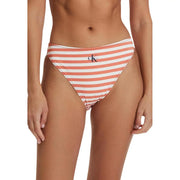 Ein korallenfarbenes und weiß gestreiftes Calvin Klein Damen-Bikinihose aus Nylon-Elastan mit klassischem Logo auf der Vorderseite