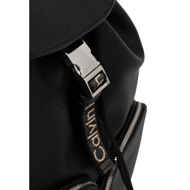 Calvin Klein Schwarzer Damenrucksack aus strukturiertem Leder, 28 cm, mit silberfarbener Schnalle und Markenriemen