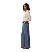 Calvin Klein Damen-Jeans aus blauem Baumwoll-Denim mit weitem Bein, mittlerer Waschung und sichtbaren Ziernähten an den Seitennähten.