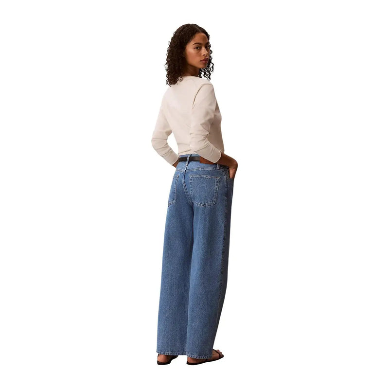Calvin Klein Damen-Jeans aus blauem Baumwoll-Denim mit weitem Bein, lockerer Passform und klassischen Gesäßtaschen, von hinten gesehen.