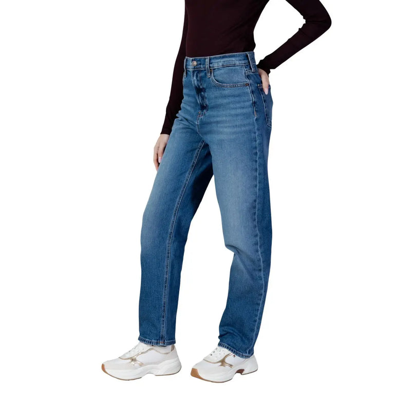 Calvin Klein Damen-Jeans aus hellblauem Baumwoll-Denim, hoher Bund, gerades Bein, mittlere Waschung mit klassischen Nähten und leichtem Used-Look.