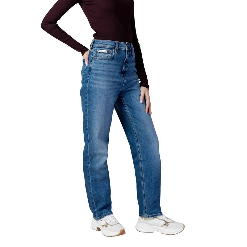 Rückansicht einer hellblauen Calvin Klein Damen-Jeans aus Baumwolle mit hohem Bund, geradem Bein und Markenlogo.