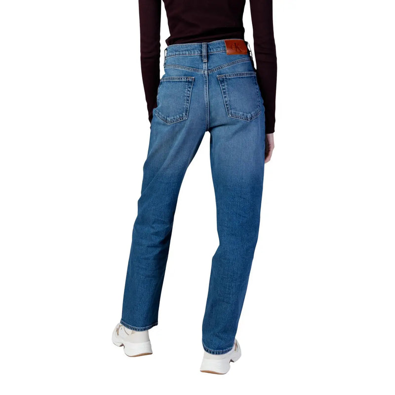 Calvin Klein Damen-Jeans aus hellblauem Baumwoll-Denim, mittelblaue Waschung, gerades Bein mit braunem Leder-Markenpatch am Bund