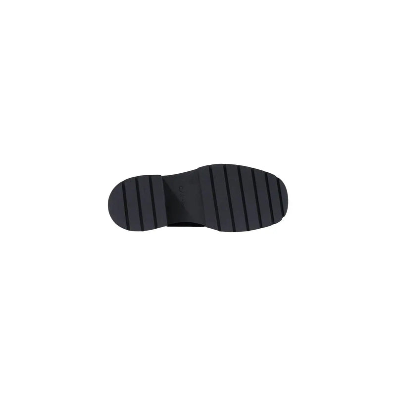 Schwarze Gummisohle mit grobem, geripptem Profil an schwarzen Calvin Klein Damen-Ledersneakers