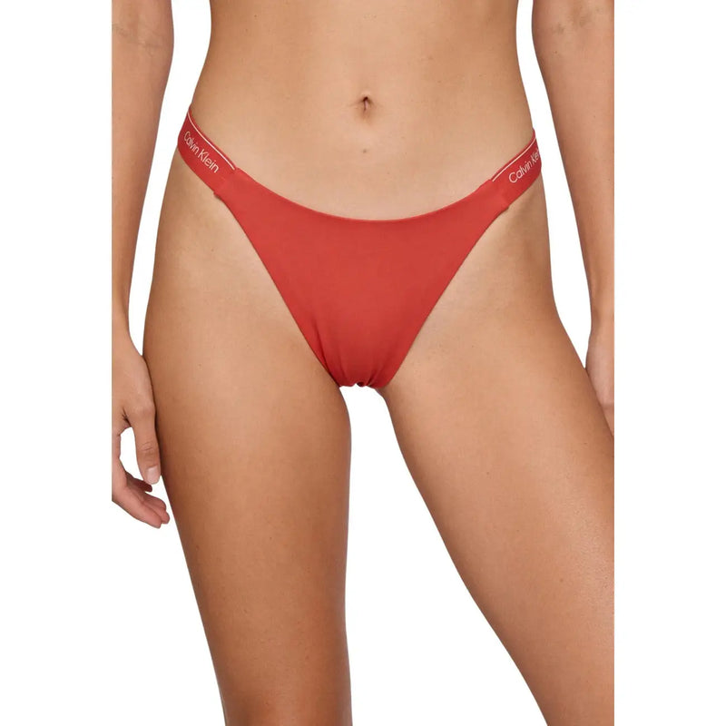 Rotes Calvin Klein Bikinihöschen mit schmalem, weißem Logo-Bund aus Polyamid, passend zur hellblauen Calvin Klein Damen-Bikini-Unterwäsche