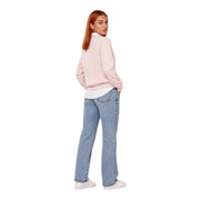 Calvin Klein Damen-Sweatshirt aus rosa Baumwolle mit weichen, langen Ärmeln und lockerer Passform, getragen über einem weißen Hemd