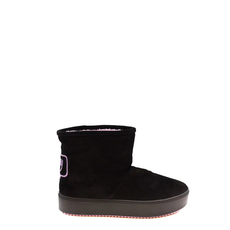 Schwarze Wildleder-Ankle-Boots von Chiara Ferragni für Damen mit weichem, rosafarbenem Innenfutter und dezentem, lilafarbenem Logo-Detail an der Seite.