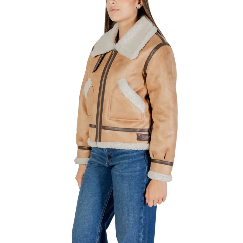 Beigefarbener Polyesterblazer von Choral für Damen, kombiniert mit einer hellbraunen Bomberjacke aus Shearling mit weißem Pelzbesatz und braunen Lederakzenten.