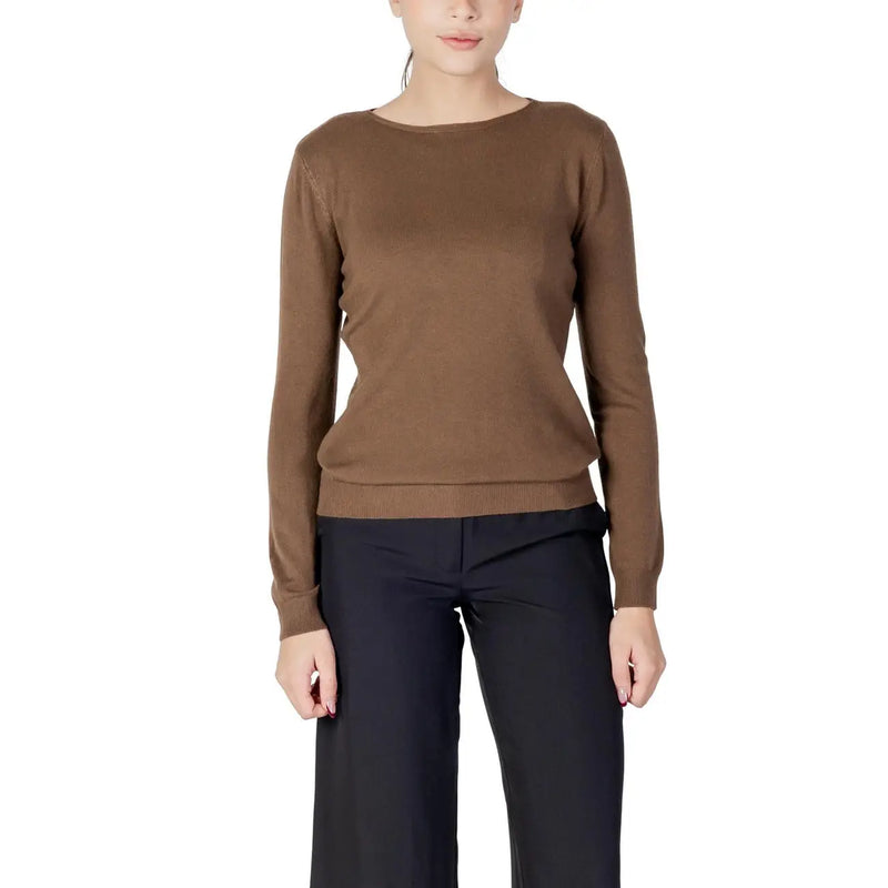 Ein eleganter, einfarbig brauner, langärmeliger Strickpullover von Choral Women mit Rundhalsausschnitt aus Viskosemischung und gerippten Bündchen.