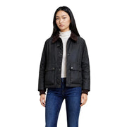 Schwarze, gewachste Baumwoll-Feldjacke mit braunem Shearling-Kragen und -Manschetten, von vorne gezeigt, im Stil eines grünen Baumwollblazers für Chorfrauen.
