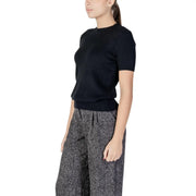 Schwarzes, geripptes Kurzarm-Strickshirt top mit Rundhalsausschnitt aus der Choral Damenstrickkollektion im Pullover-Stil