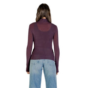 Lila Kaschmir-Rollkragenpullover von Choral Women mit transparenten langen Ärmeln und halbtransparentem Rückenteil.