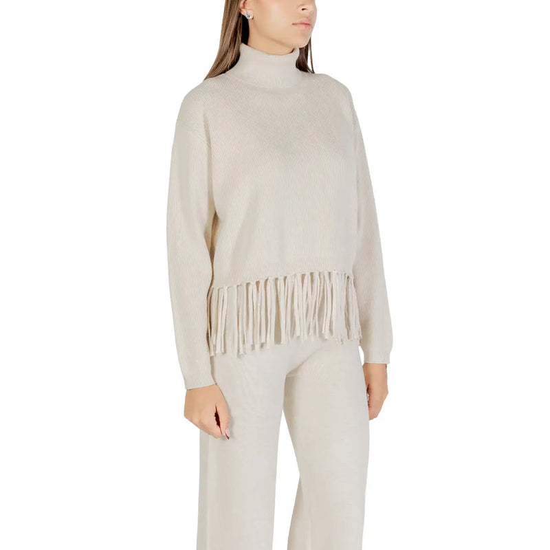 Cremefarbener, gerippter Strickpullover mit hohem Kragen und Fransen am Saum aus Viskosemischung für Damen von Choral
