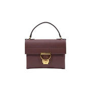 Eine bordeauxrote Handtasche aus genarbtem Leder mit schwarzen top Griff und goldfarbener D-förmiger Verschluss von Coccinelle Arlettis 24cm Kollektion