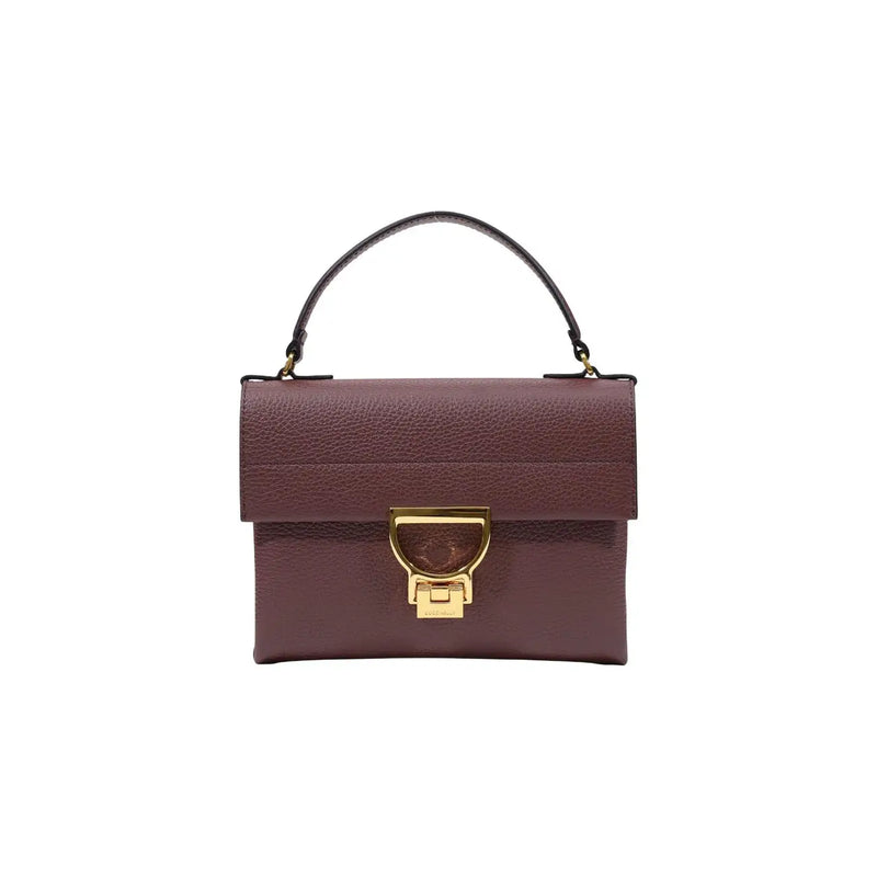 Eine bordeauxrote Handtasche aus genarbtem Leder mit schwarzen top Griff und goldfarbener D-förmiger Verschluss von Coccinelle Arlettis 24cm Kollektion
