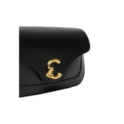 Coccinelle Schwarze Damen-Schultertasche aus Leder, 26 cm, mit goldfarbenem, ineinandergreifendem CC-Logo-Verschluss, Vorderansicht