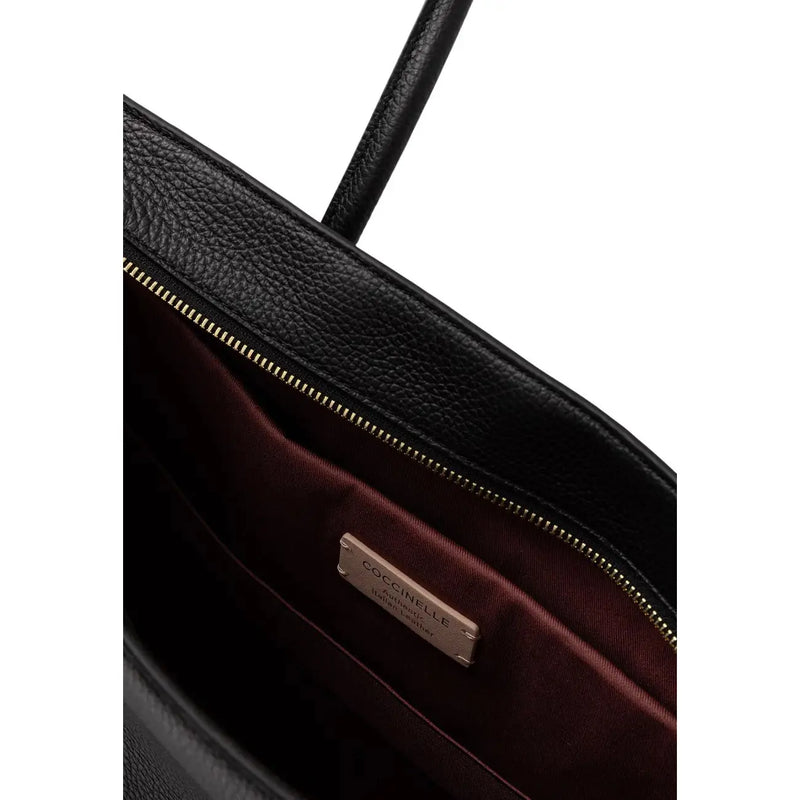 Coccinelle Schwarze Damen-Ledertasche, 40,5 cm breit, mit genarbter Oberfläche, goldfarbenem Reißverschluss und bordeauxrotem Innenfutter