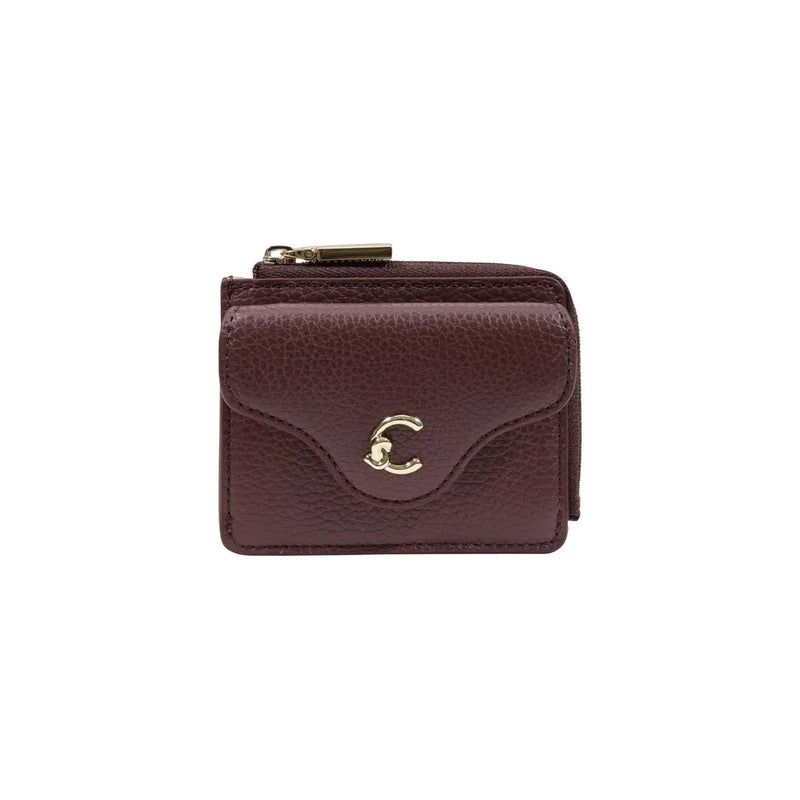 Eine kompakte, bordeauxrote Geldbörse aus strukturiertem Leder mit goldfarbenem C-Logo-Verschluss und Reißverschlussanhänger für Damen von Coccinelle.