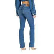 Rückansicht einer blauen, schmal geschnittenen Colcci-Damenjeans aus Baumwoll-Denim mit klassischem geradem Bein und braunem Lederpatch.