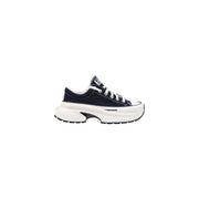 Converse Schwarze Damen-Sneaker „Run Star Crush“ aus Textil mit schwarzem Canvas-Obermaterial, dicker weißer Gummisohle und schwarzen Schnürsenkeln.