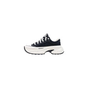 Converse Schwarzer Damen-Sneaker „Star Crush“ aus Textilgewebe, gefertigt aus schwarzem Canvas mit weißen Schnürsenkeln und einer markanten weißen Gummisohle.