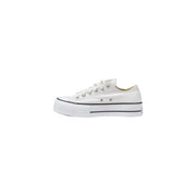 Converse Weiße Damen-Plateau-Sneaker aus Stoff mit weißem Canvas-Obermaterial, schwarzer Gummisohle und klassischen Ziernähten.