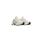 Converse Damen-Sneaker zum Hineinschlüpfen aus cremefarbenem Canvas mit klobiger schwarzer Gummisohle und weißen Schnürsenkeln.