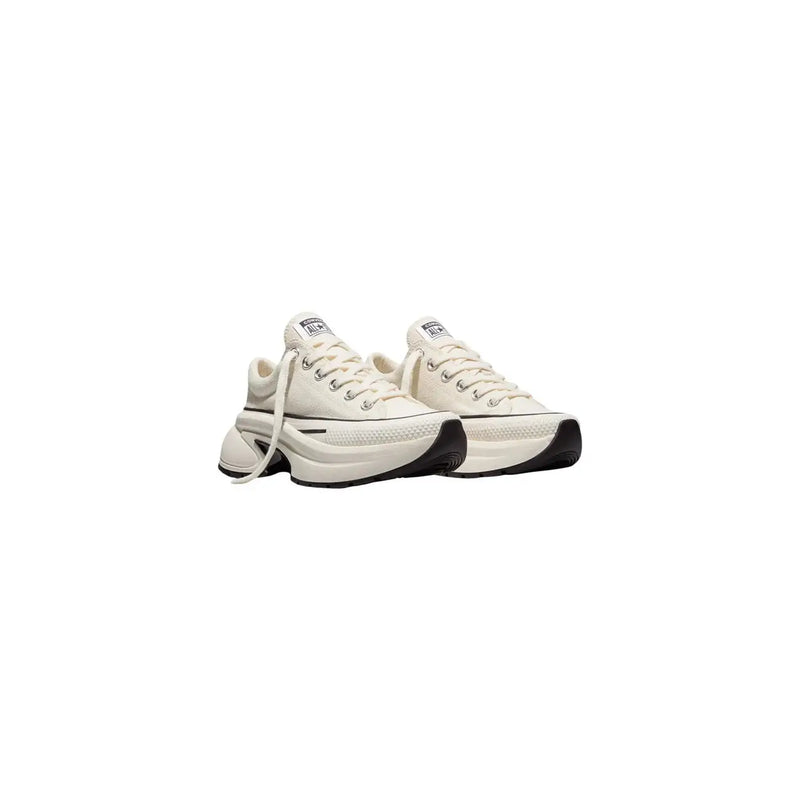 Converse Damen-Sneaker zum Hineinschlüpfen aus cremefarbenem Canvas mit klobiger schwarzer Gummisohle und weißen Schnürsenkeln.