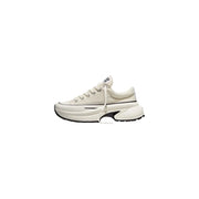 Converse Weiße Damen-Sneaker zum Hineinschlüpfen aus Stoff mit cremefarbenem Canvas-Obermaterial, klobiger weißer Sohle und schwarzen Akzenten.